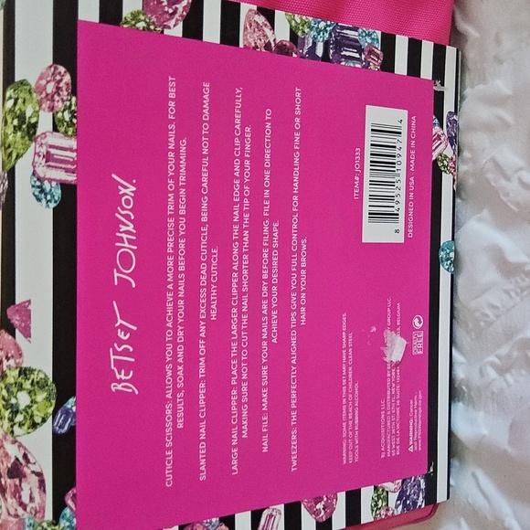 BETSEY JOHNSON TRAVEL GROOMING COLLECTION - Picture 2 of 4